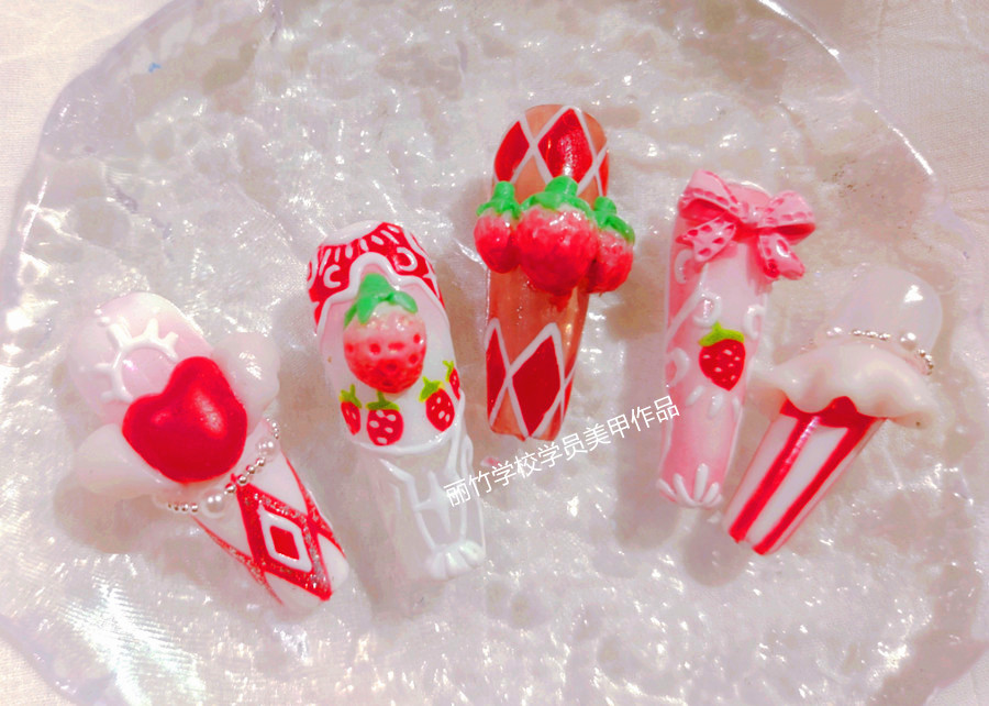 草莓洛可可美甲，廣西美甲培訓(xùn)課堂作品