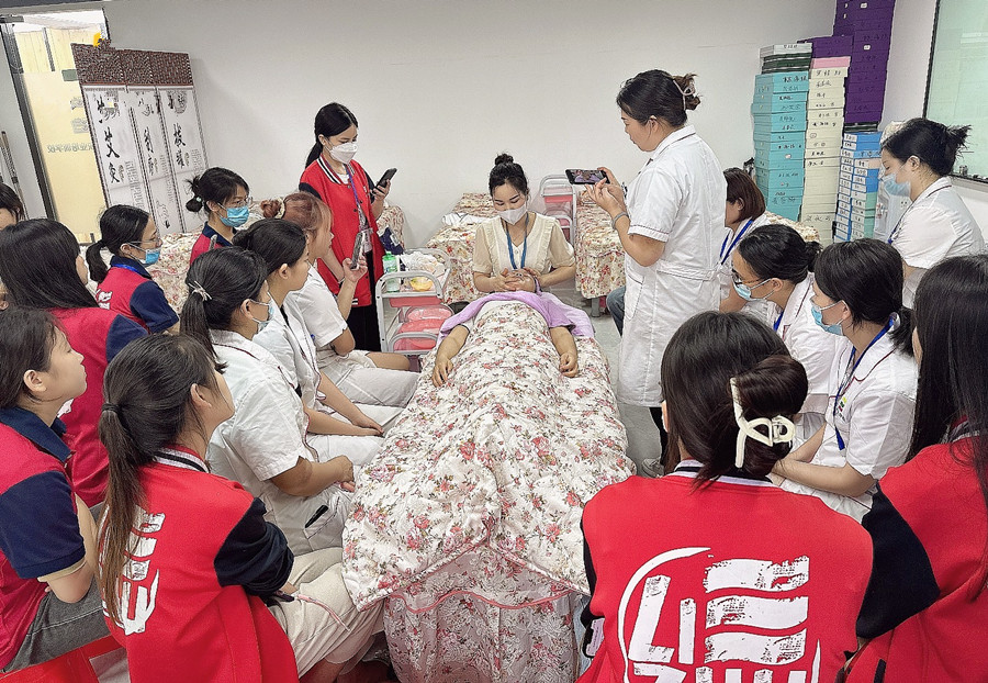 夏季面部如何緊急補水？廣西學(xué)面部護(hù)膚教學(xué)