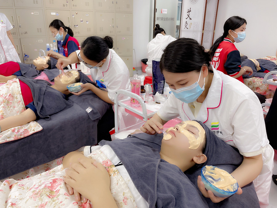 哪些人適合敷軟膜？廣西美容面部護(hù)膚課程