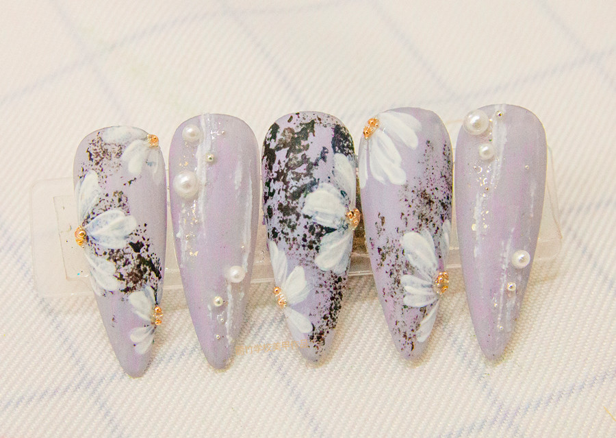 南寧美甲學(xué)校：磨砂美甲，鉑金膠美甲，彩繪小雛菊美甲