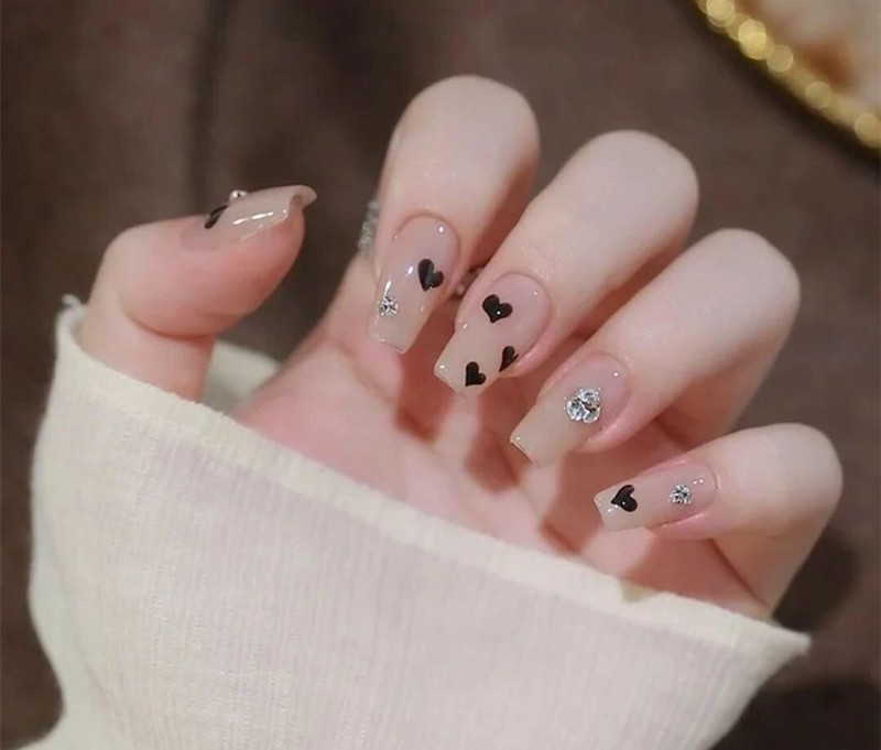 不挑手的黑色美甲，廣西美業(yè)職業(yè)技術學院推薦