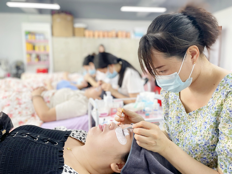 學(xué)費(fèi)多少？南寧美甲美睫紋繡培訓(xùn)學(xué)校