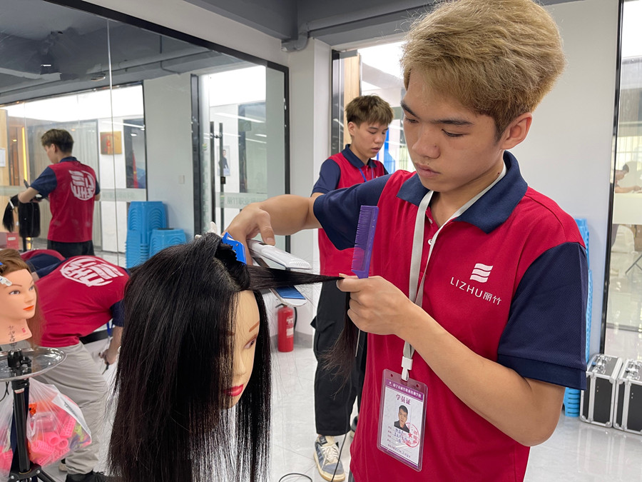 美發(fā)培訓：怎么用直板夾拉直頭發(fā)？