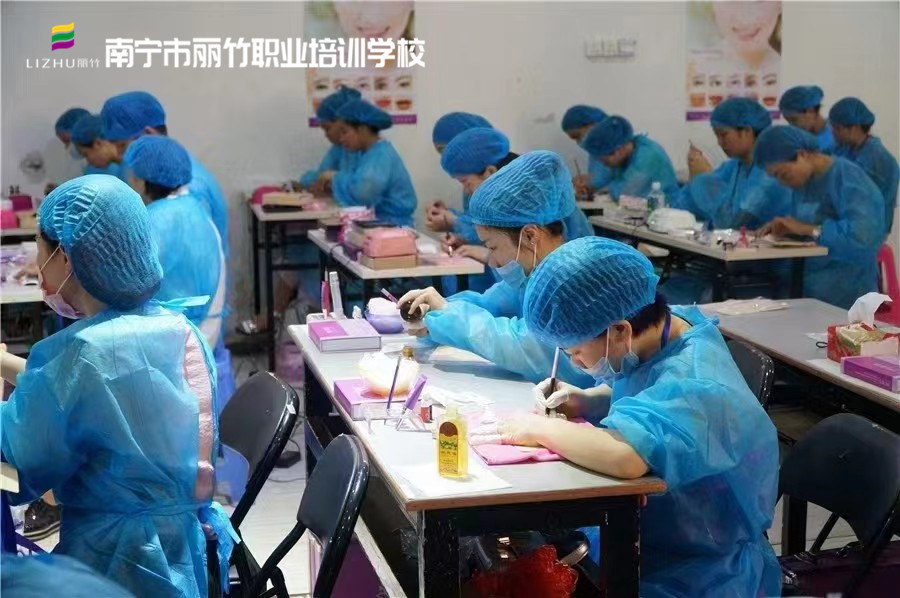 如何選擇紋繡學(xué)校？南寧紋繡學(xué)校教你