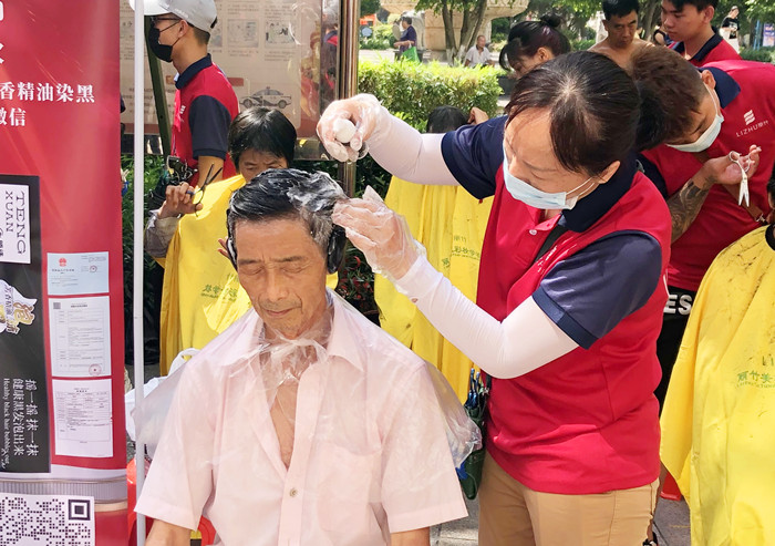 “白染黑”受歡迎，南寧美發(fā)學(xué)校公益進(jìn)社區(qū)