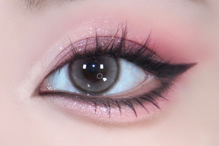 芭比黑粉煙熏眼妝教程，南寧化妝基礎學校教你