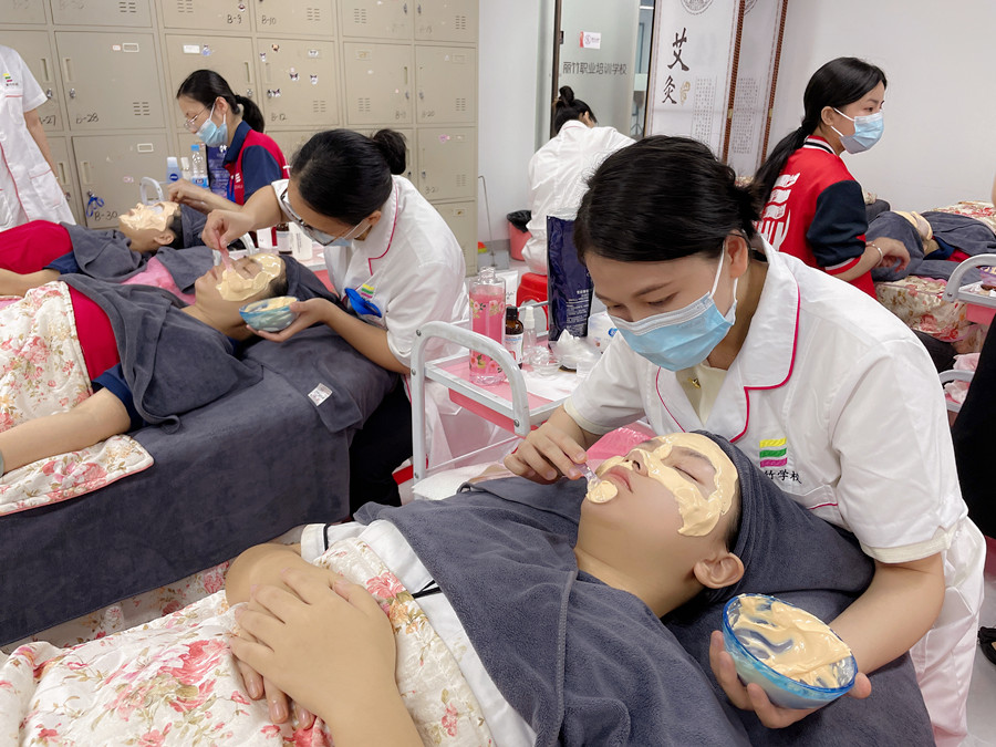 敷軟膜粉的流程，南寧美容皮膚管理培訓(xùn)班