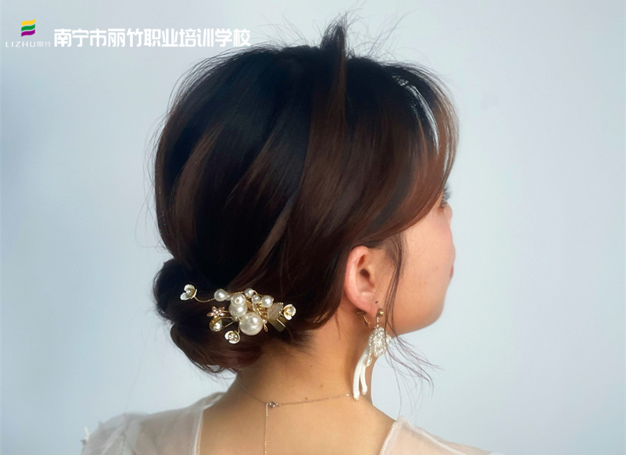 森系簡約編盤發(fā)，南寧化妝發(fā)型培訓作品