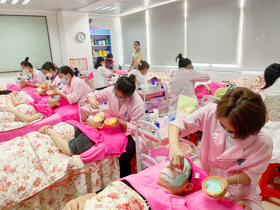 涂抹式面膜和貼片面膜區(qū)別，廣西美容培訓(xùn)面部