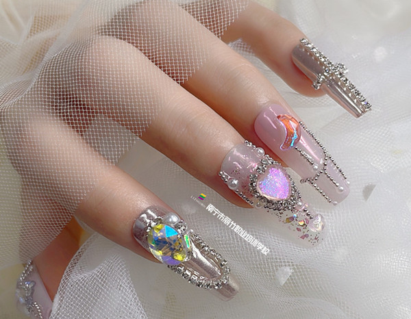 堆鉆美甲作品，廣西培訓(xùn)美甲造型