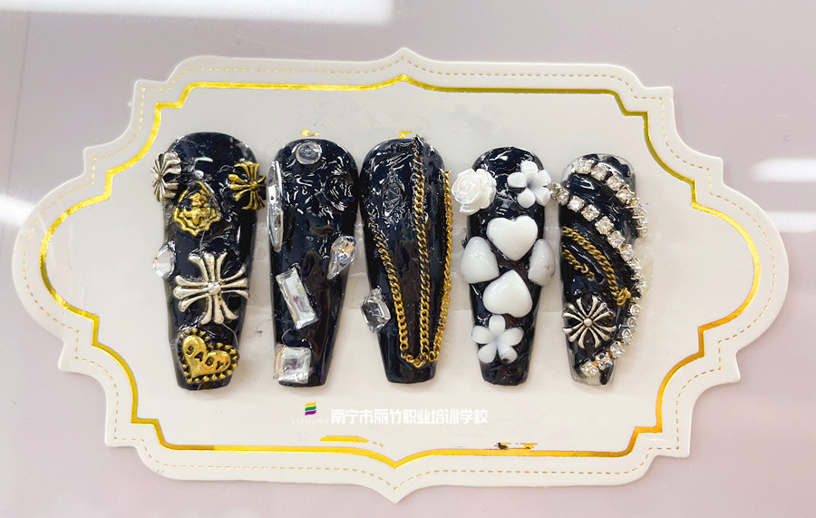飾品堆鉆美甲，廣西美甲專業(yè)教學學員作品