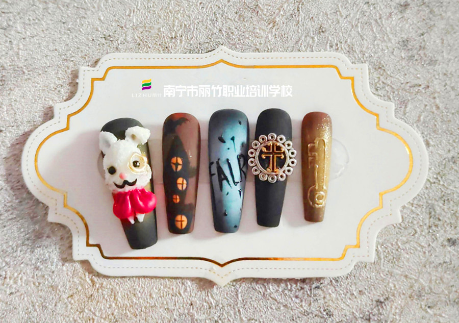 南寧美甲學(xué)校實訓(xùn)作品：雕花卡通美甲