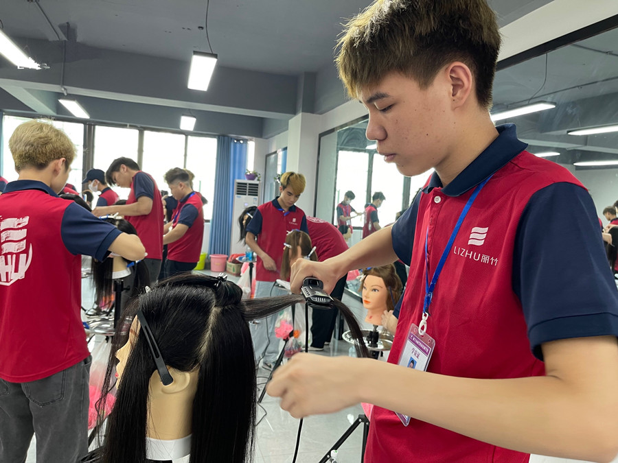 南寧燙發(fā)：如何用卷發(fā)棒把短發(fā)夾蓬松