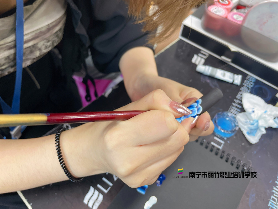 甲油膠調(diào)色技巧，南寧美甲培訓(xùn)