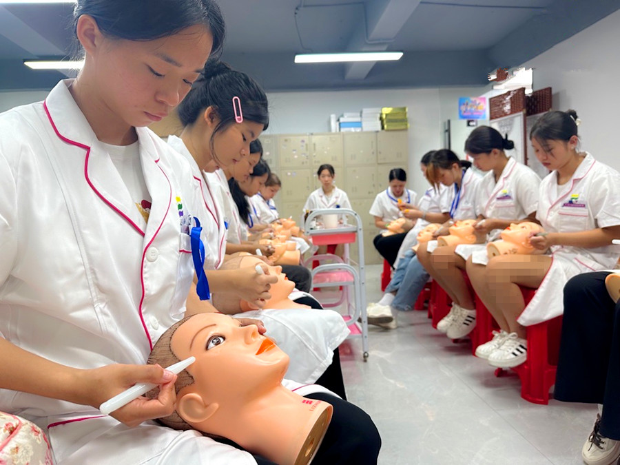 南寧美容師：面部撥筋假頭教學