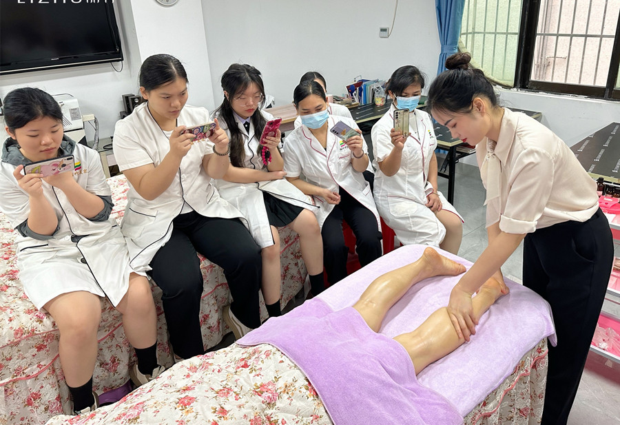 廣西美容美師：如何給腿部按摩？