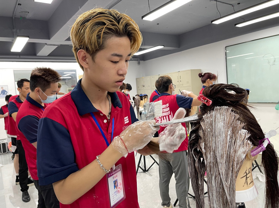 染發(fā)后怎么洗頭？南寧染發(fā)學(xué)校告訴你方法