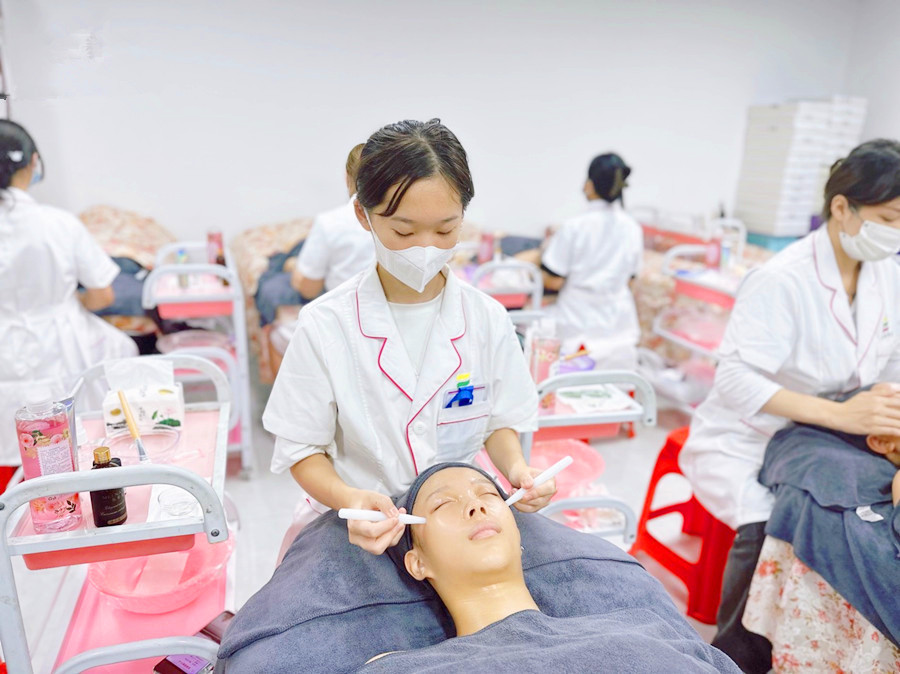 秋季面部撥筋的好處，廣西美容護(hù)膚培訓(xùn)