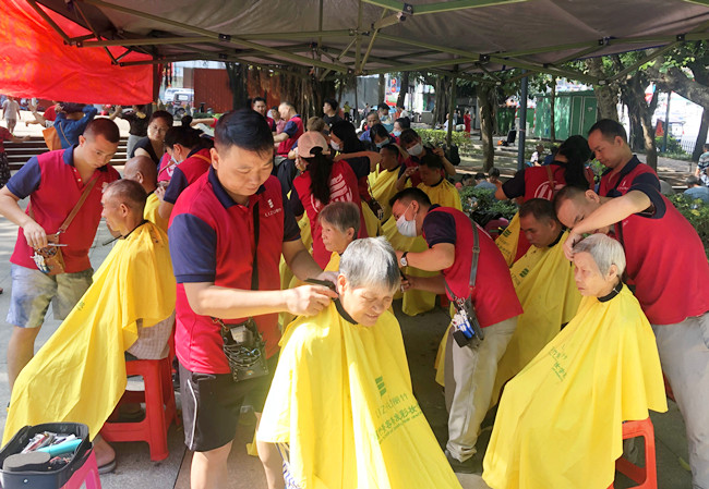 南寧美容美發(fā)職業(yè)學校為居民提供公益理發(fā)