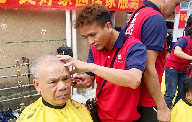 廣西美發(fā)職業(yè)學?！皩W雷鋒”活動走進南棉社區(qū)