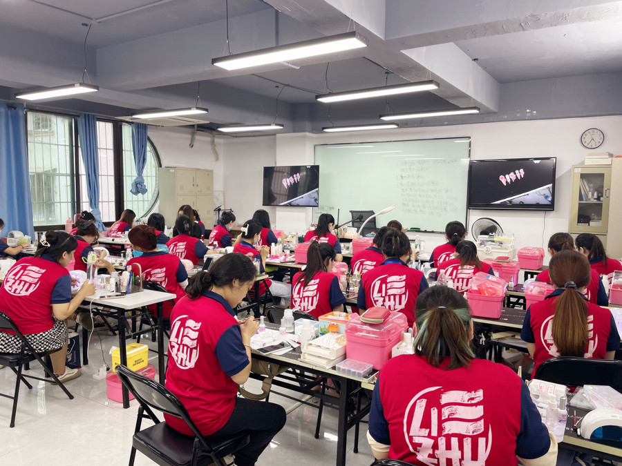 美甲師廣西：果凍膠貼片怎么卸？