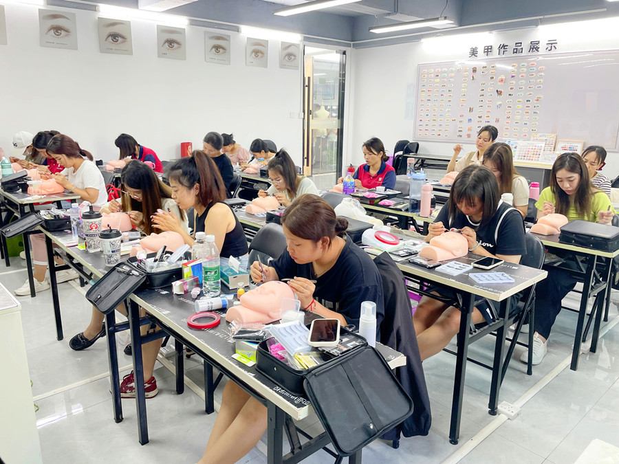 為什么要在假頭模練習(xí)美睫？廣西美睫培訓(xùn)課件解析