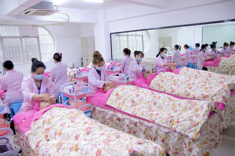 秋冬季節(jié)抗老的重要性，廣西美容護(hù)膚抗老培訓(xùn)