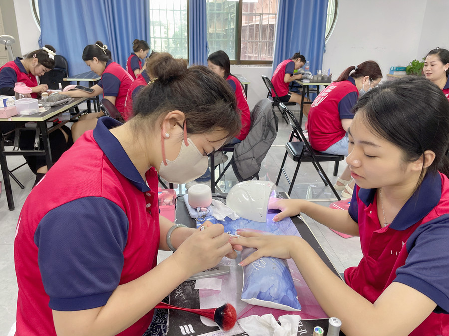 南寧美甲職業(yè)：指甲油干了怎么辦？