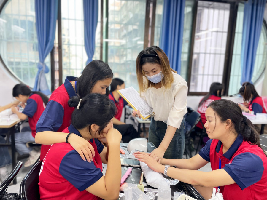 美甲涂指甲油的方法，廣西美甲基礎(chǔ)培訓(xùn)