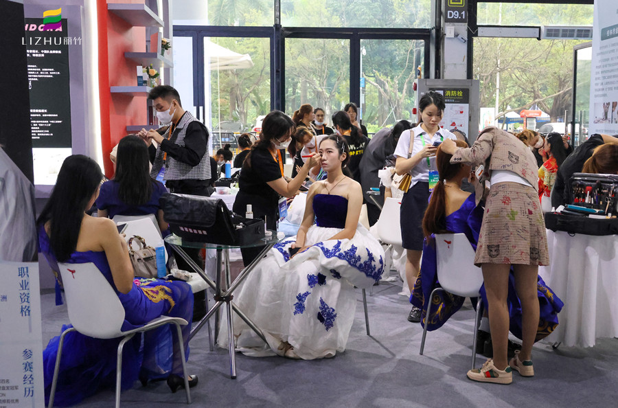 麗竹彩妝專業(yè)為“人博會民族服飾展”提供化妝服務