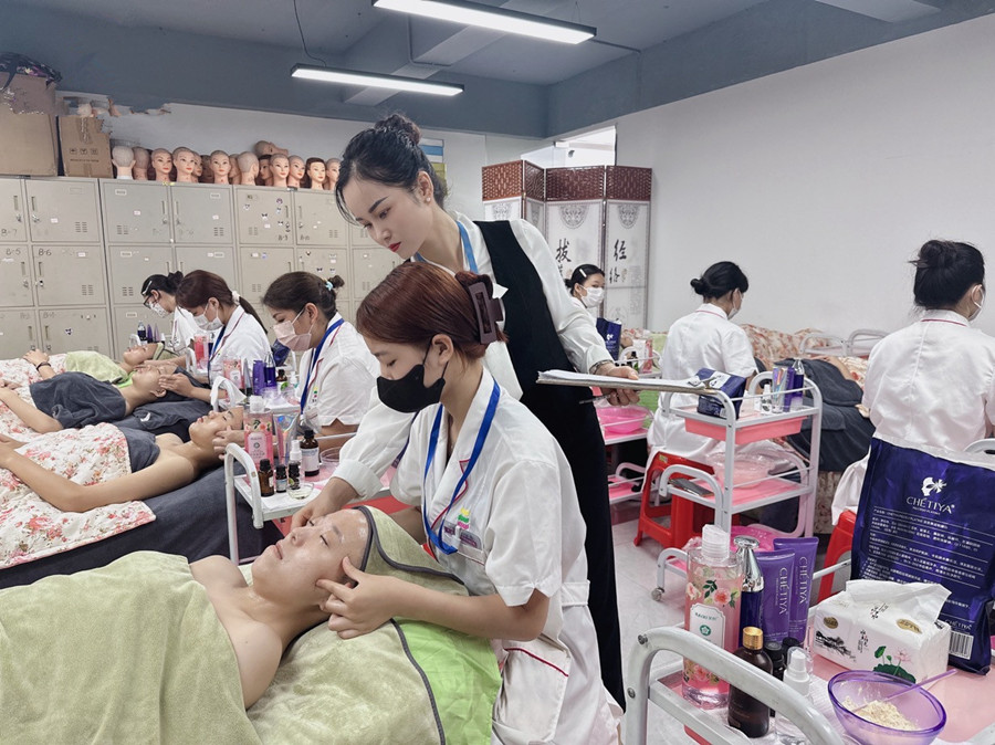 改善面部細(xì)紋的手法？南寧皮膚管理培訓(xùn)