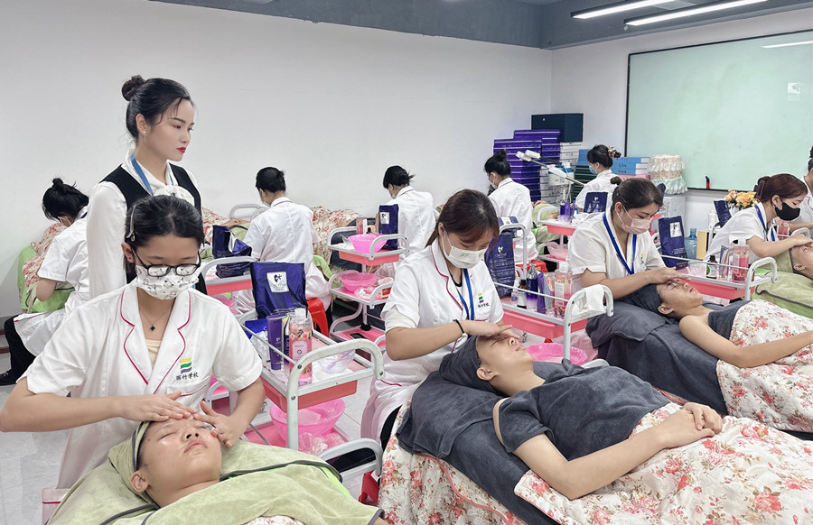 油皮初秋護膚貼士，南學(xué)美容護膚管理