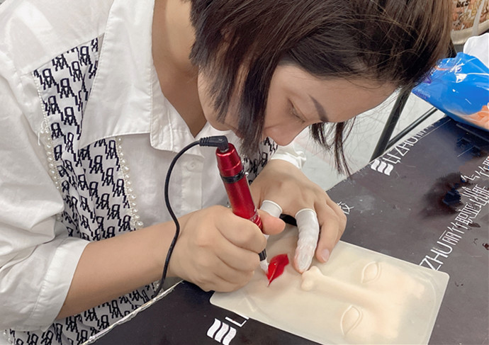 零基礎(chǔ)學紋唇：紋唇快速上色的技巧