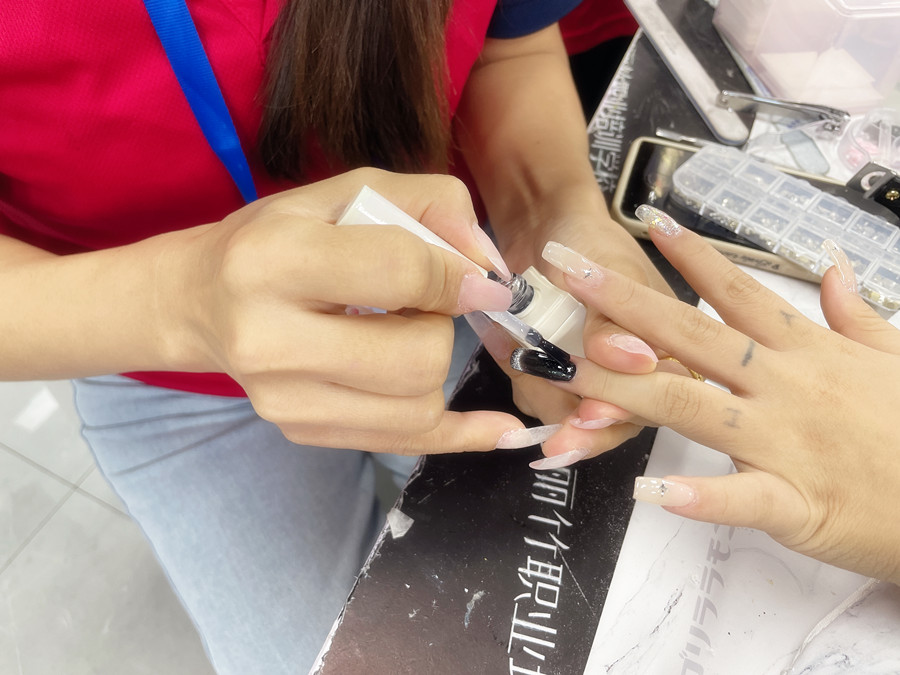 廣西美甲進(jìn)修：冬天做美甲的注意事項(xiàng)