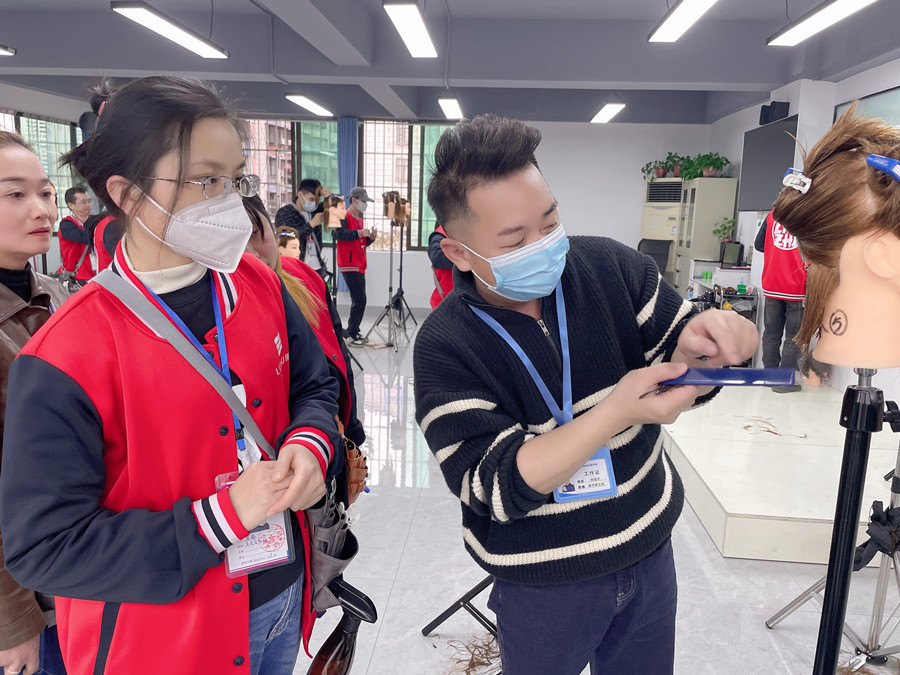 常見的長發(fā)發(fā)尾修剪方式，廣西女士剪發(fā)教學