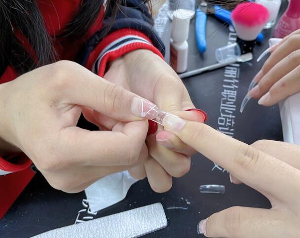 廣西美甲：貼甲片需要照燈嗎？