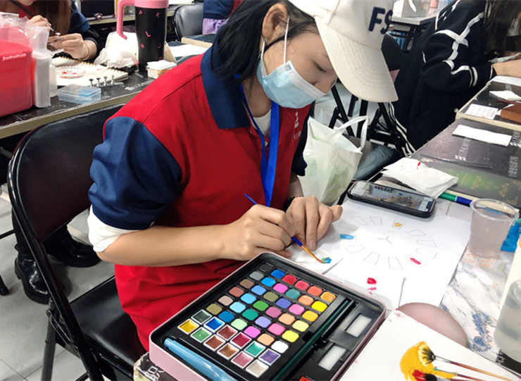 廣西美甲學(xué)習(xí)：美甲色彩搭配方法