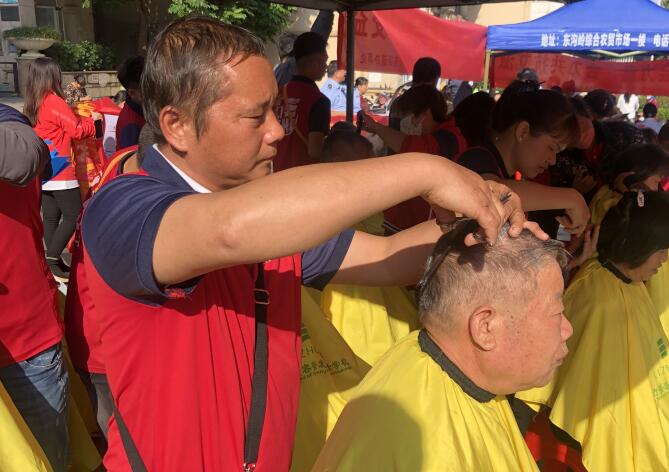 冬日暖陽，廣西美發(fā)理發(fā)學校小區(qū)免費理發(fā)