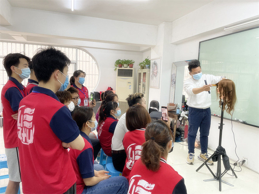 電卷棒怎么用？南寧學(xué)美發(fā)工具有哪些？