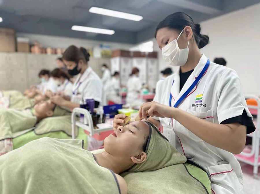 面部刮（sha）痧的教程，?廣西美容皮膚管理學(xué)校學(xué)習(xí)