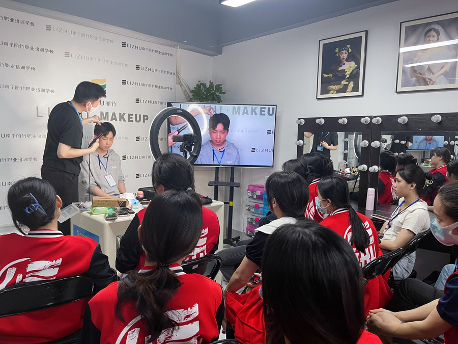 如何給男生化妝？廣西化妝彩妝基礎(chǔ)