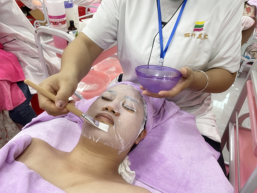 冬季敷面膜技巧，南寧美容護(hù)膚養(yǎng)顏學(xué)校分享