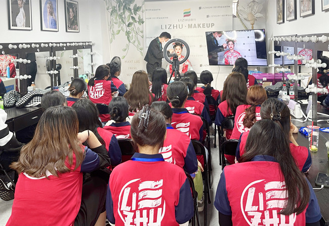 中式秀禾妝容特點，廣西新娘造型專業(yè)學(xué)校講解