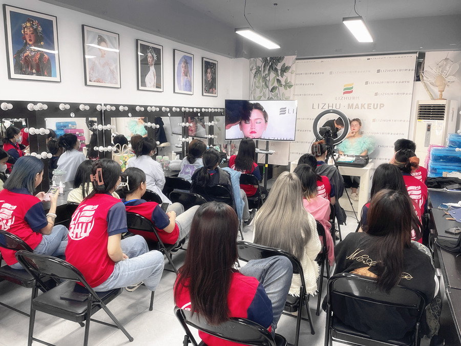 花樣新娘的化妝要點(diǎn)，南寧新娘跟妝培訓(xùn)