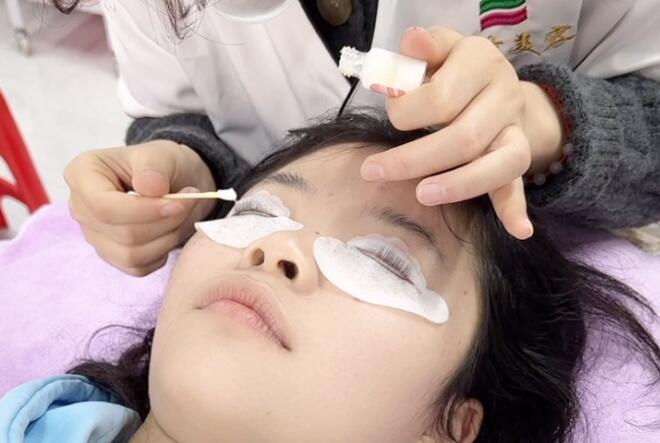 為什么建議你敷眼膜貼？?南寧美容院專業(yè)手法