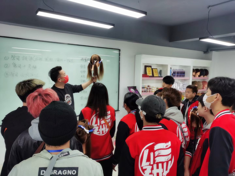 剪女發(fā)的技巧，廣西剪發(fā)理發(fā)學(xué)校課堂