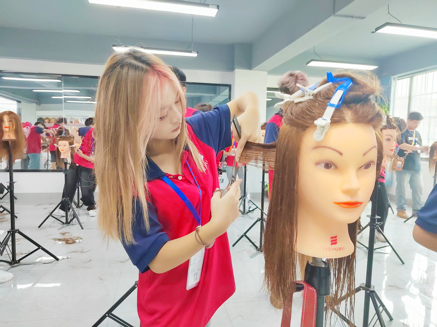 剪齊平和修剪高層次技巧，南寧理發(fā)剪發(fā)培訓(xùn)