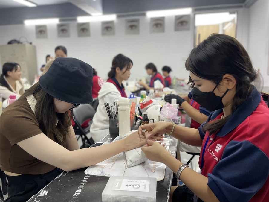 全貼甲片卸甲步驟，廣西美甲學(xué)校在哪里？