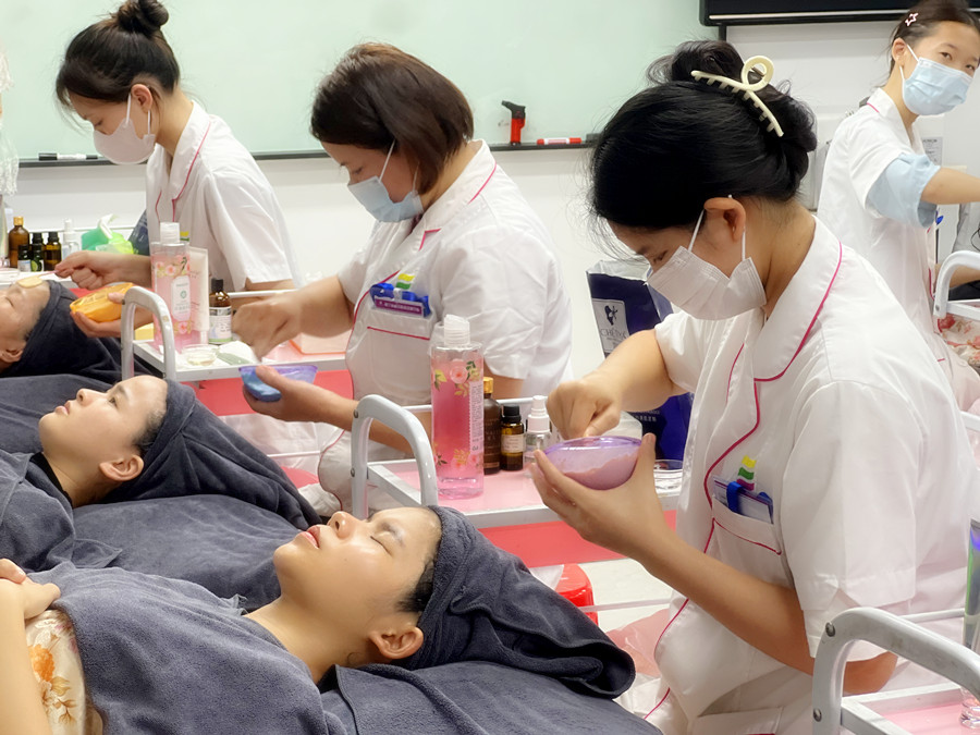 軟膜與貼片面膜的特點，南寧美容培訓(xùn)課程