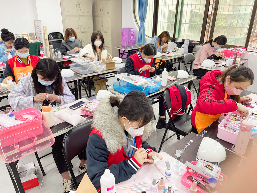 水彩草莓美甲，廣西美甲學(xué)校推薦